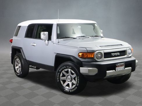 Used 2014 Toyota FJ Cruiser 4WD w/ Upgrade Package image 2