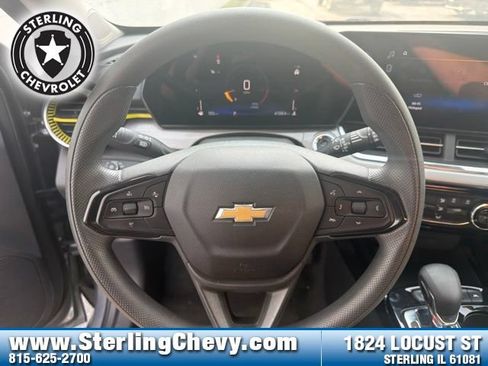 Used 2025 Chevrolet Trax LT FWD image 16