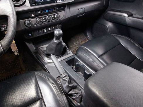 Used 2019 Toyota Tacoma TRD Off-Road w/ TRD Premium Off Road Package AWD/4WD image 12