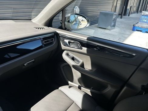 Certified 2025 Porsche Macan image 24
