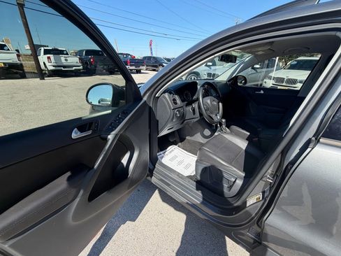 Used 2016 Volkswagen Tiguan S image 9