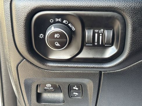 Used 2025 RAM 1500 Laramie AWD/4WD image 18