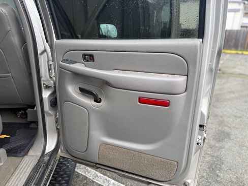 Used 2005 Chevrolet Avalanche 2500 w/ Preferred Equipment Group image 32