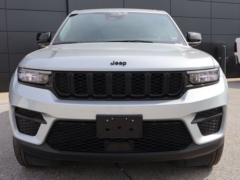 Used 2025 Jeep Grand Cherokee Altitude AWD/4WD image 7