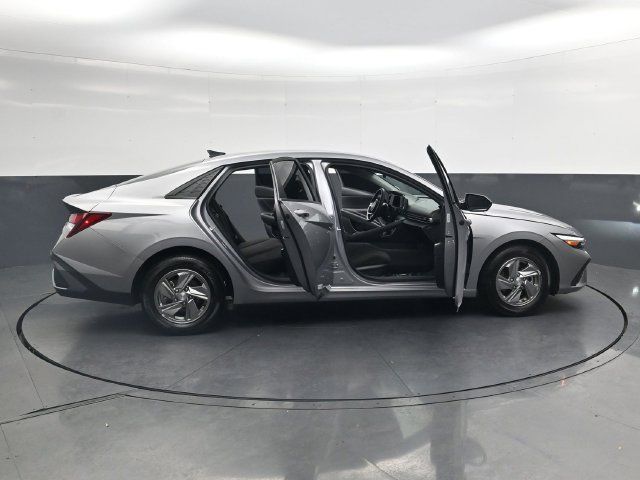 Used 2025 Hyundai Elantra SE FWD image 41
