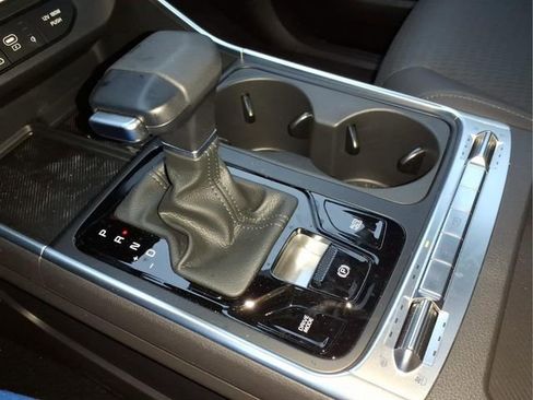 Used 2025 Kia Carnival SX Prestige image 27