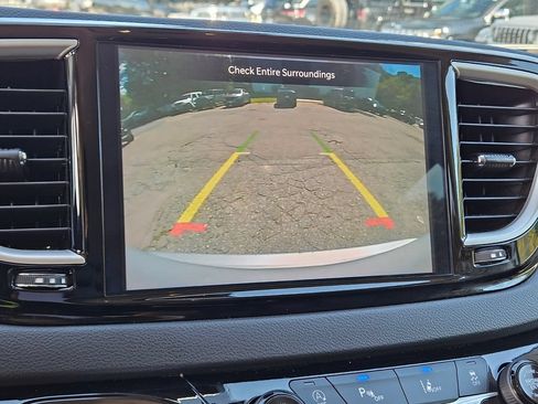 Used 2024 Chrysler Pacifica Touring-L FWD image 22