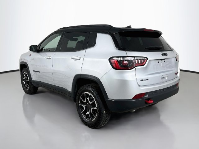 Used 2025 Jeep Compass Trailhawk AWD/4WD image 5