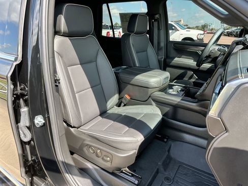 Used 2025 GMC Yukon Elevation w/ LPO, Elevation Black Package AWD/4WD image 26