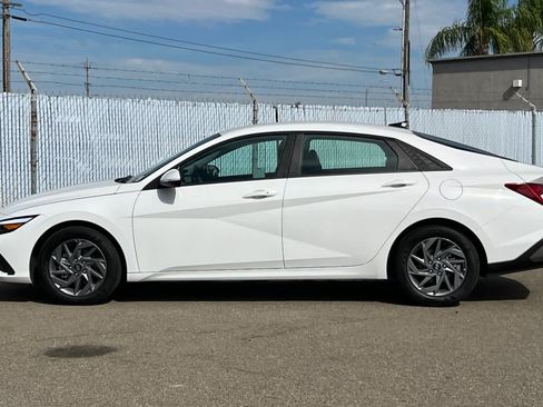 Used 2026 Hyundai Elantra Hybrid FWD image 2