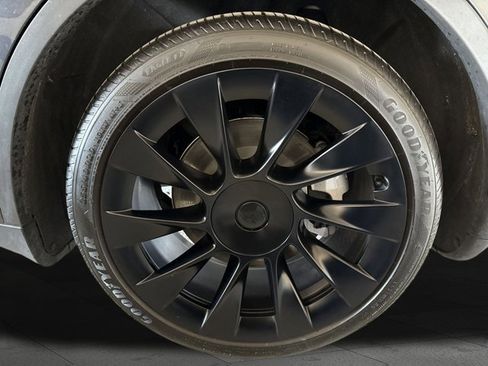 Used 2025 Tesla Model Y Long Range image 21