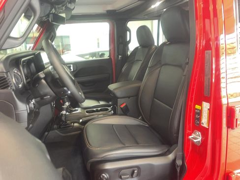 Used 2025 Jeep Wrangler Unlimited Sahara AWD/4WD image 9