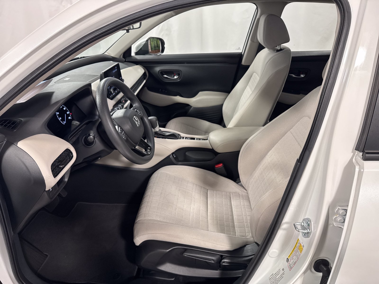 Certified 2024 Honda HR-V LX image 3