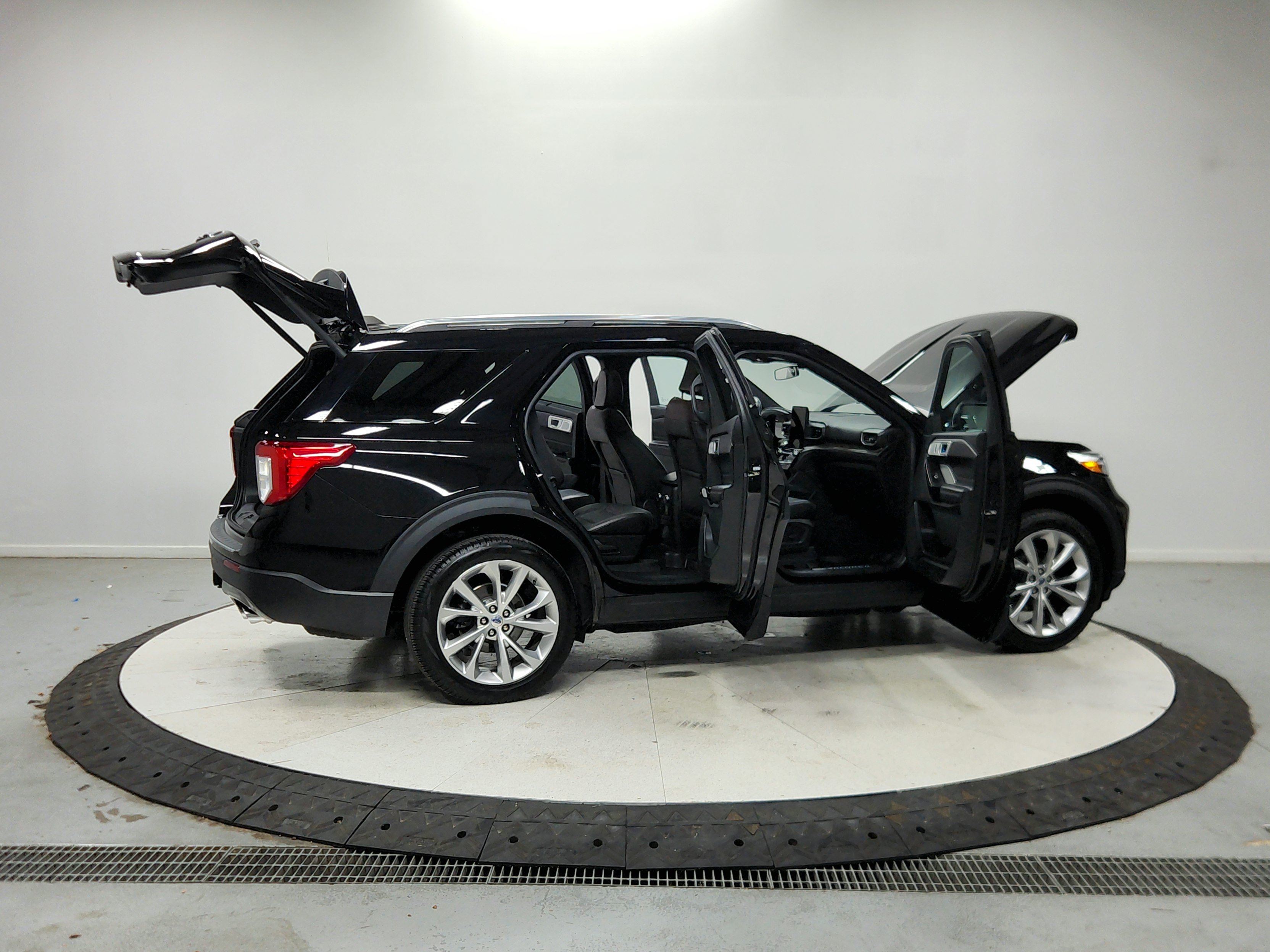 Used 2023 Ford Explorer Platinum w/ Technology Package AWD/4WD image 17
