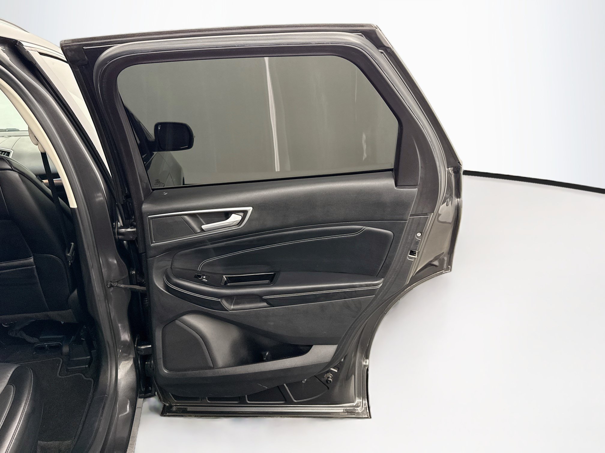 Used 2015 Ford Edge Titanium w/ Technology Package FWD image 30