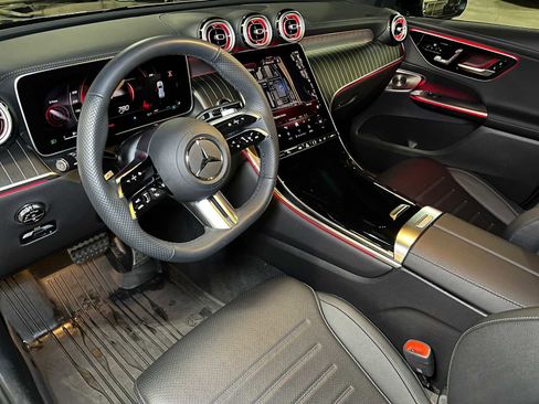 Used 2025 Mercedes-Benz GLC 300 4MATIC image 24