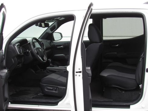 Certified 2023 Toyota Tacoma TRD Off-Road w/ Black Out Package (TMS) AWD/4WD image 17