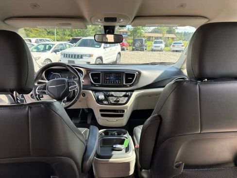 Used 2019 Chrysler Pacifica Touring-L FWD image 19