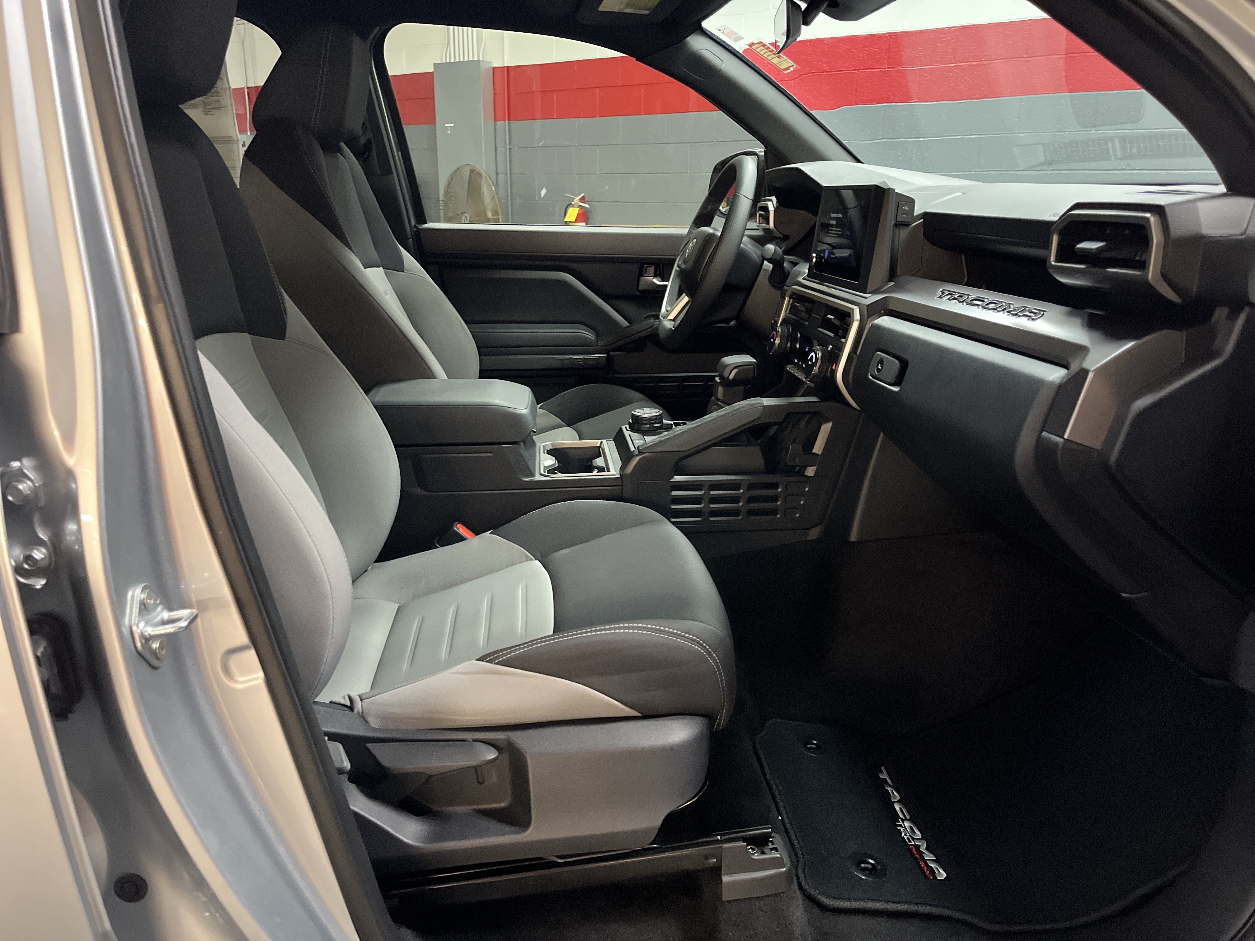Certified 2025 Toyota Tacoma TRD Off-Road AWD/4WD image 32