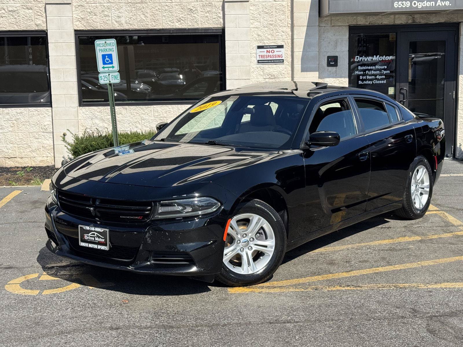 Used 2019 Dodge Charger SXT RWD image 2