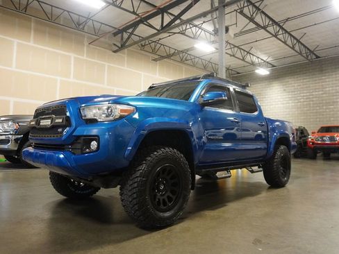 Used 2016 Toyota Tacoma TRD Sport image 2