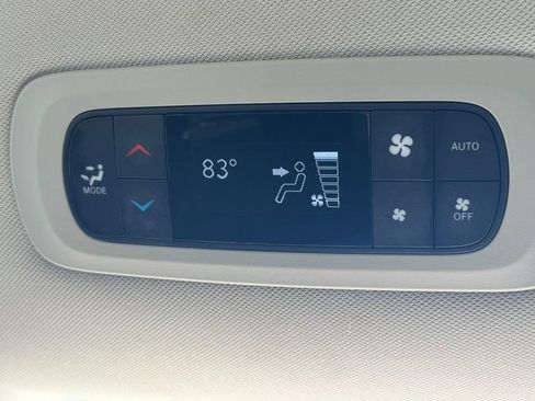 Used 2024 Chrysler Pacifica Touring-L FWD image 19
