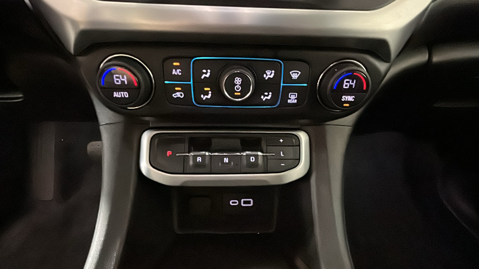 Used 2020 GMC Acadia SLE w/ Driver Convenience Package FWD image 27