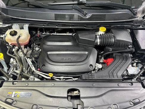 Used 2022 Chrysler Voyager LX FWD image 9