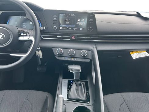 Certified 2025 Hyundai Elantra SE image 12