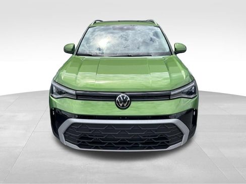 Used 2025 Volkswagen Taos SE w/ Panoramic Sunroof Package AWD/4WD image 3