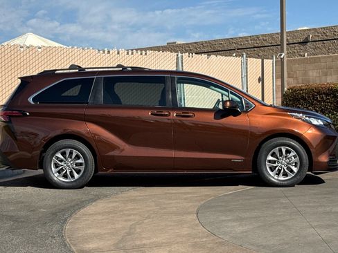 Used 2021 Toyota Sienna LE AWD/4WD image 3