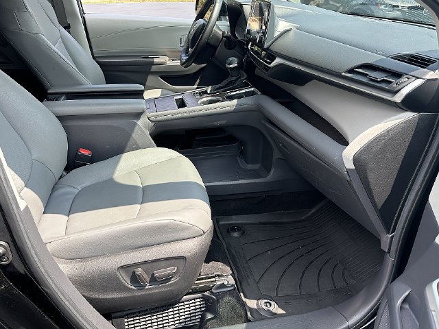 Certified 2024 Toyota Sienna XLE FWD image 11
