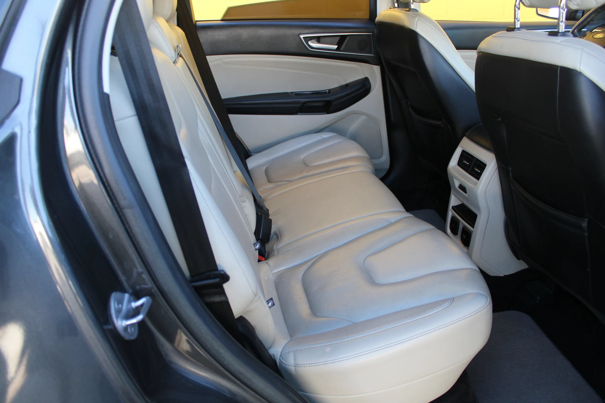 Used 2018 Ford Edge Titanium FWD image 11