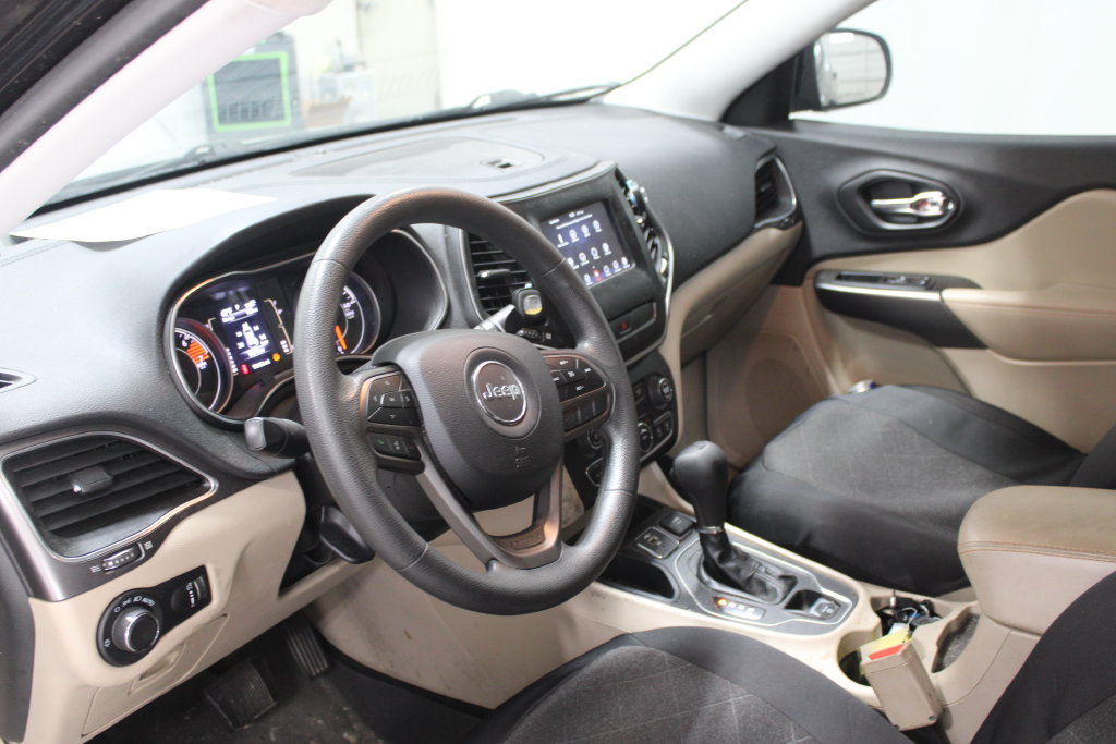 Used 2020 Jeep Cherokee Latitude FWD image 26