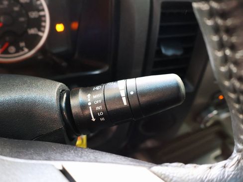 Used 2010 Nissan Titan SE w/ SE Value Truck Pkg image 16