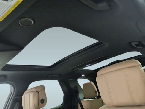 Used 2025 Land Rover Discovery Dynamic SE image 12