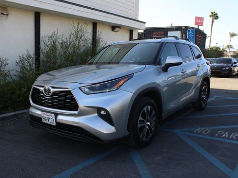 Used 2021 Toyota Highlander XLE FWD image 3