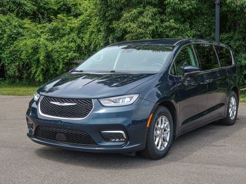 Used 2023 Chrysler Pacifica Touring-L FWD image 5