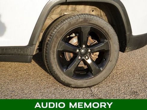 Used 2023 Jeep Grand Cherokee Limited w/ Luxury Tech Group II image 8