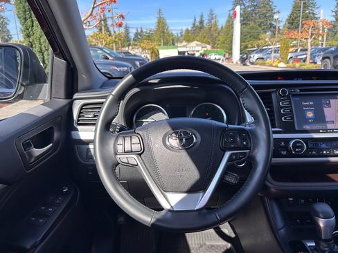 Used 2019 Toyota Highlander XLE AWD/4WD image 27