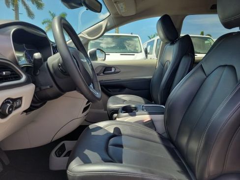 Used 2023 Chrysler Pacifica Touring-L FWD image 19