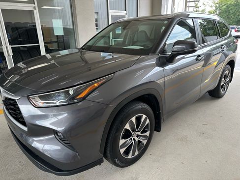 Used 2024 Toyota Highlander XLE AWD/4WD image 3