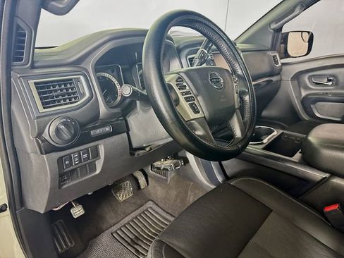 Used 2018 Nissan Titan SV w/ SV Convenience Package image 12