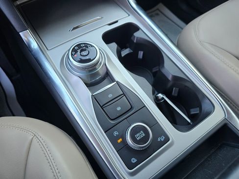 Used 2023 Ford Explorer XLT w/ Equipment Group 202A image 8