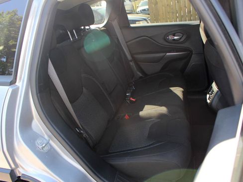 Used 2020 Jeep Cherokee Latitude FWD image 35