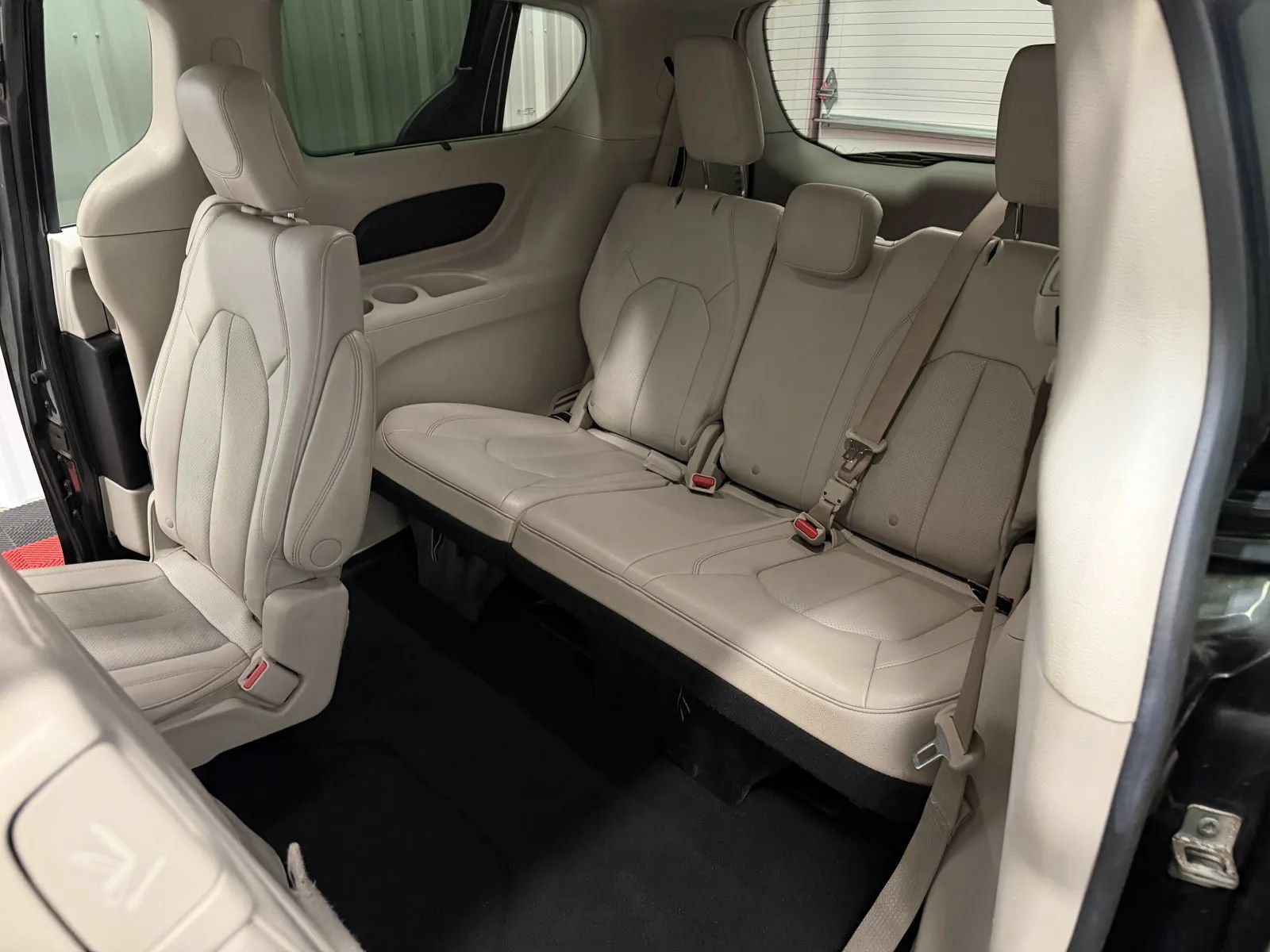 Used 2021 Chrysler Pacifica Touring-L FWD image 39