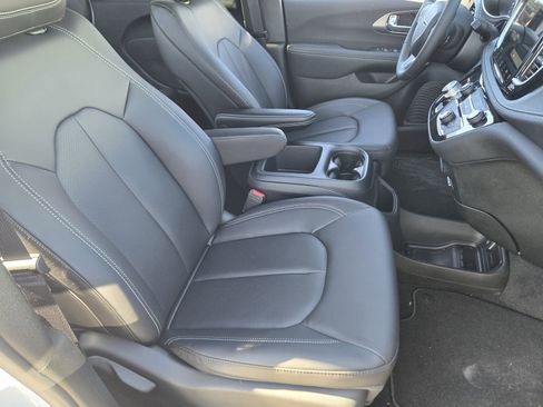 New 2026 Chrysler Pacifica Select image 13
