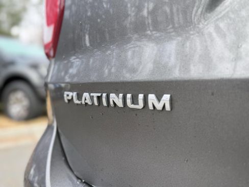 Used 2018 Ford Explorer Platinum image 11