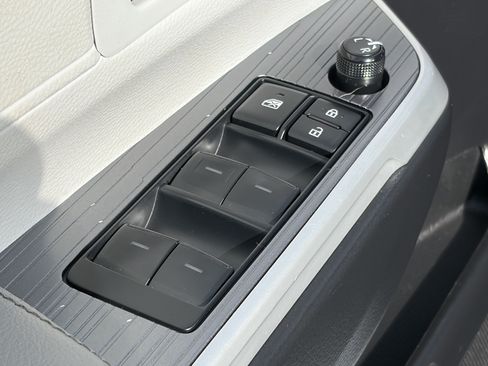Certified 2025 Toyota Sienna LE FWD image 30