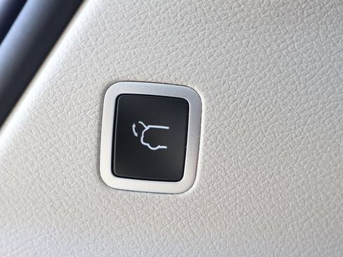 Used 2024 Chrysler Pacifica Touring-L FWD image 29